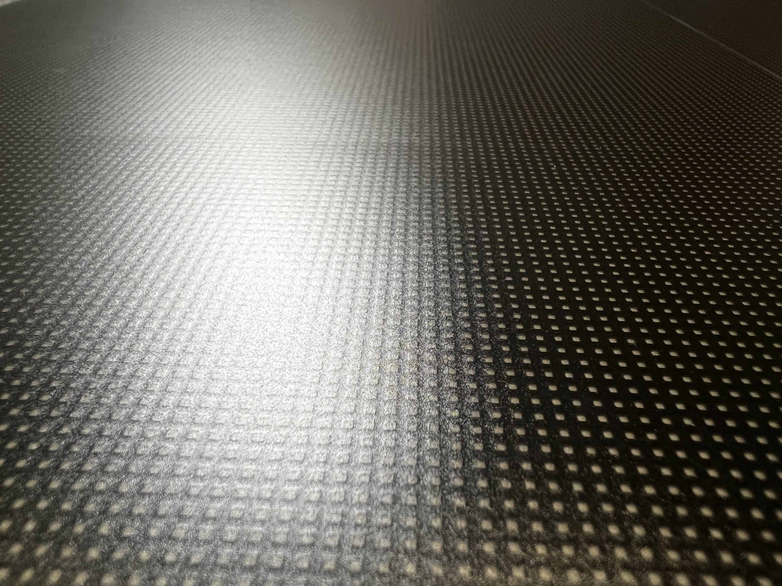 Low‑reflectance LED surface for deep black and high static contrast