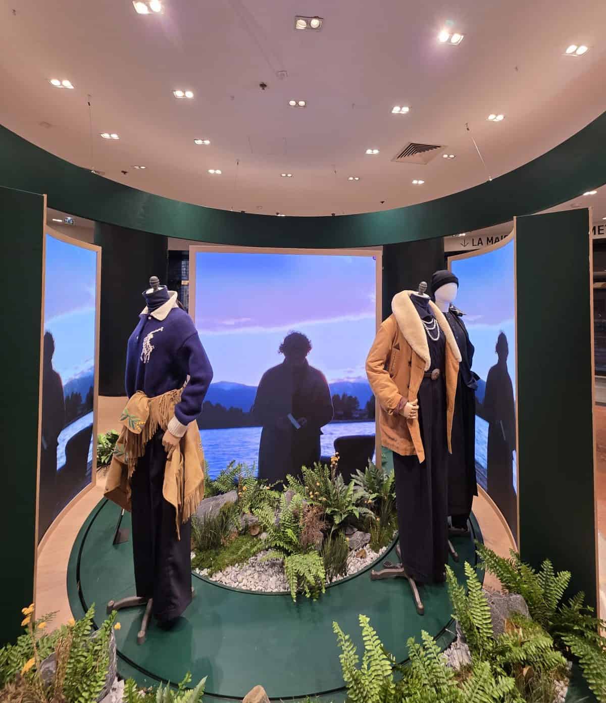 Inside the podium: two concave 2.6 mm flexible LED screens either side of the double-sided central screen, Ralph Lauren Galeries Lafayette