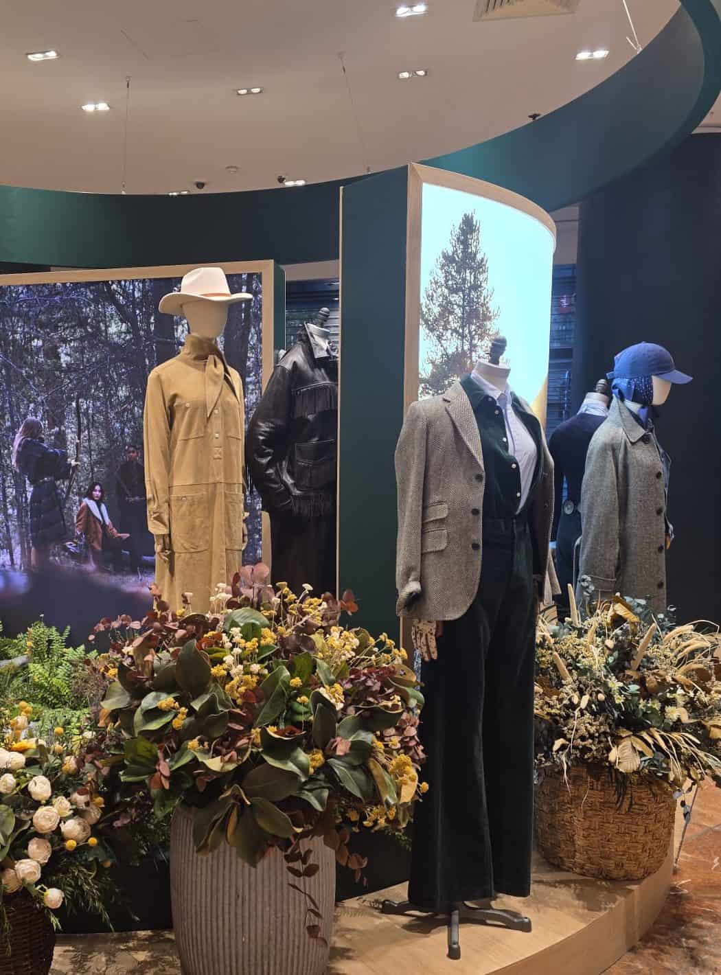 Flat 2.6 mm LED screen face and the right-hand concave flexible screen inside the Ralph Lauren podium at Galeries Lafayette Paris
